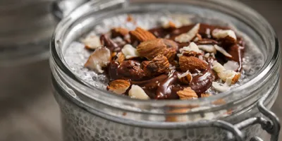 Graines de chia au lait de coco et amandes