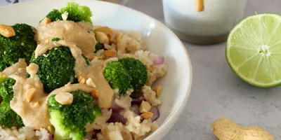 Riz sauté et brocolis sauce satay
