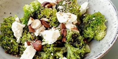 Salade aux brocolis, feta et noisettes