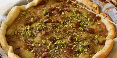Tarte à la rhubarbe, dattes et pistaches
