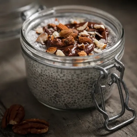 Graines de chia au lait de coco et amandes