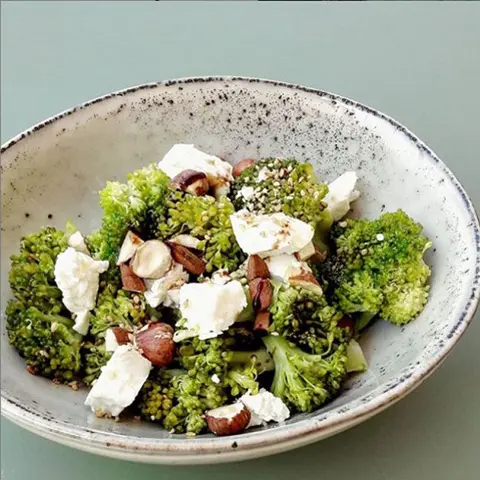 Salade aux brocolis, feta et noisettes