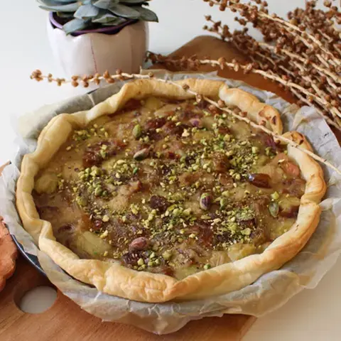 Tarte à la rhubarbe, dattes et pistaches