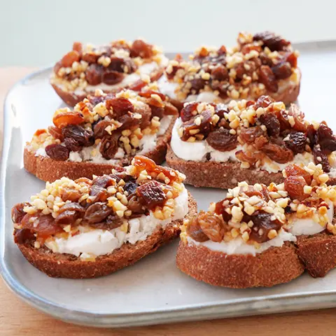 Tartine Apéro au chèvre & fruits secs